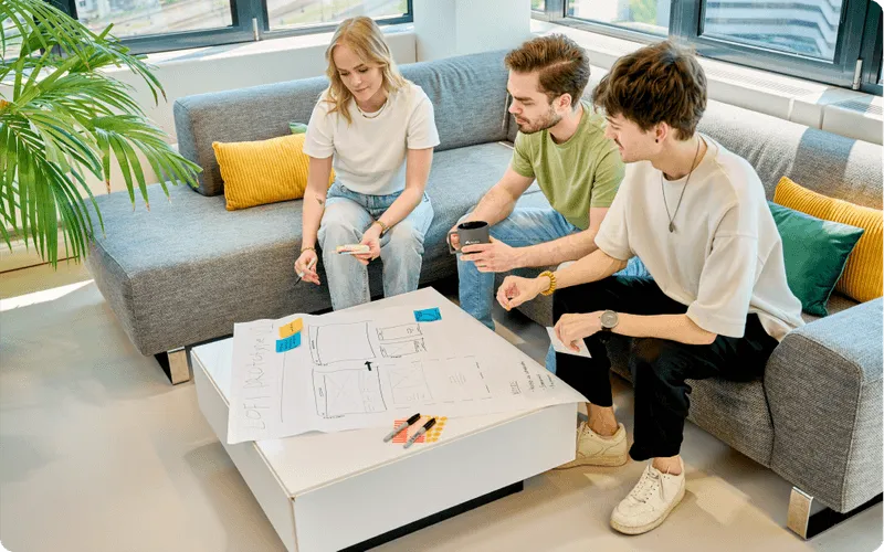 Foto van drie collega's tijdens een workshop