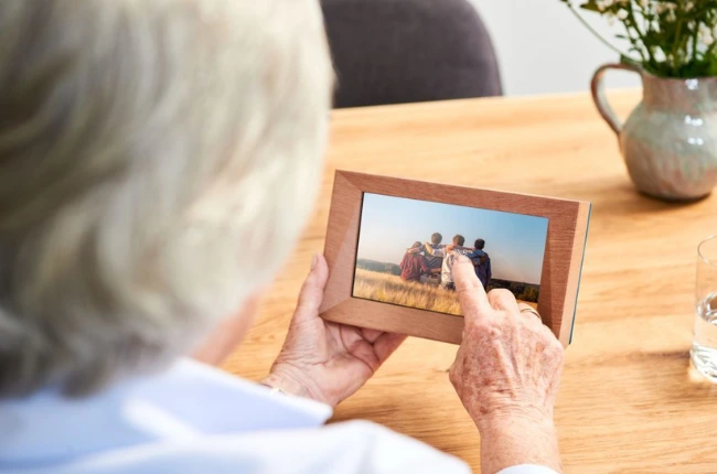 familink-le-cadre-photo-simple-et-connecte-pour-les-seniors