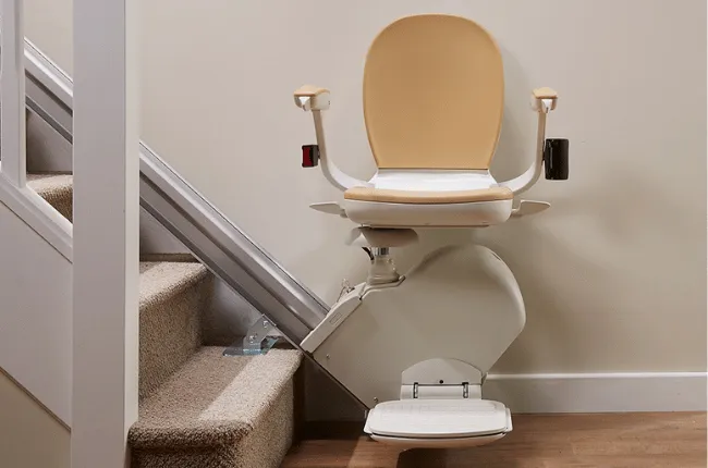 monte-escalier motorisé installé sur un escalier pour senior