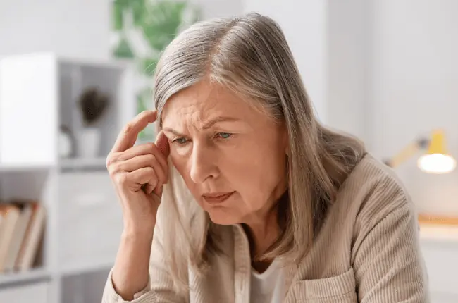 Senior confus cherchant à se rappeler quelque chose, signe de perte de mémoire