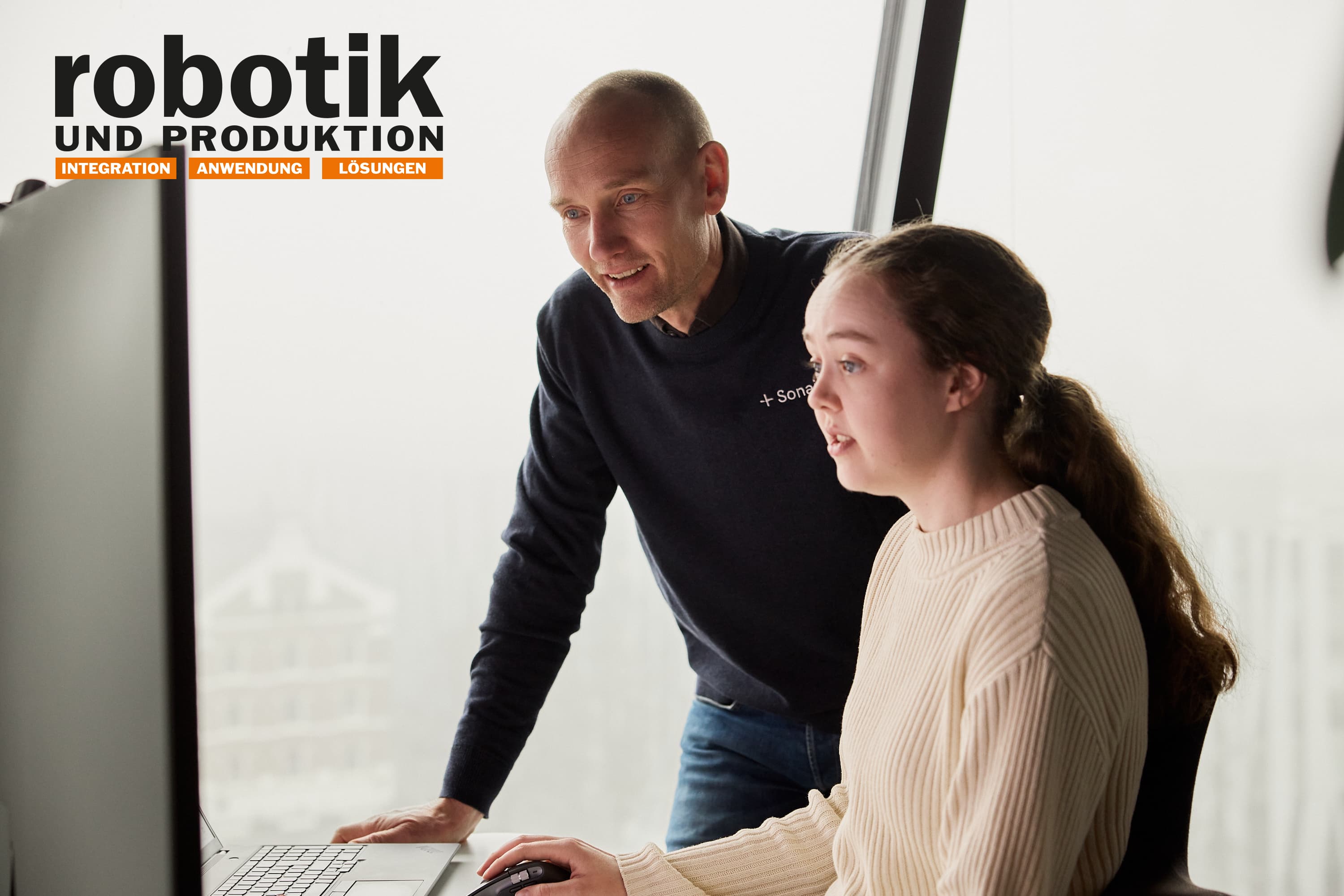 Sonair CEO Knut Sandven looking at a screen with a colleague