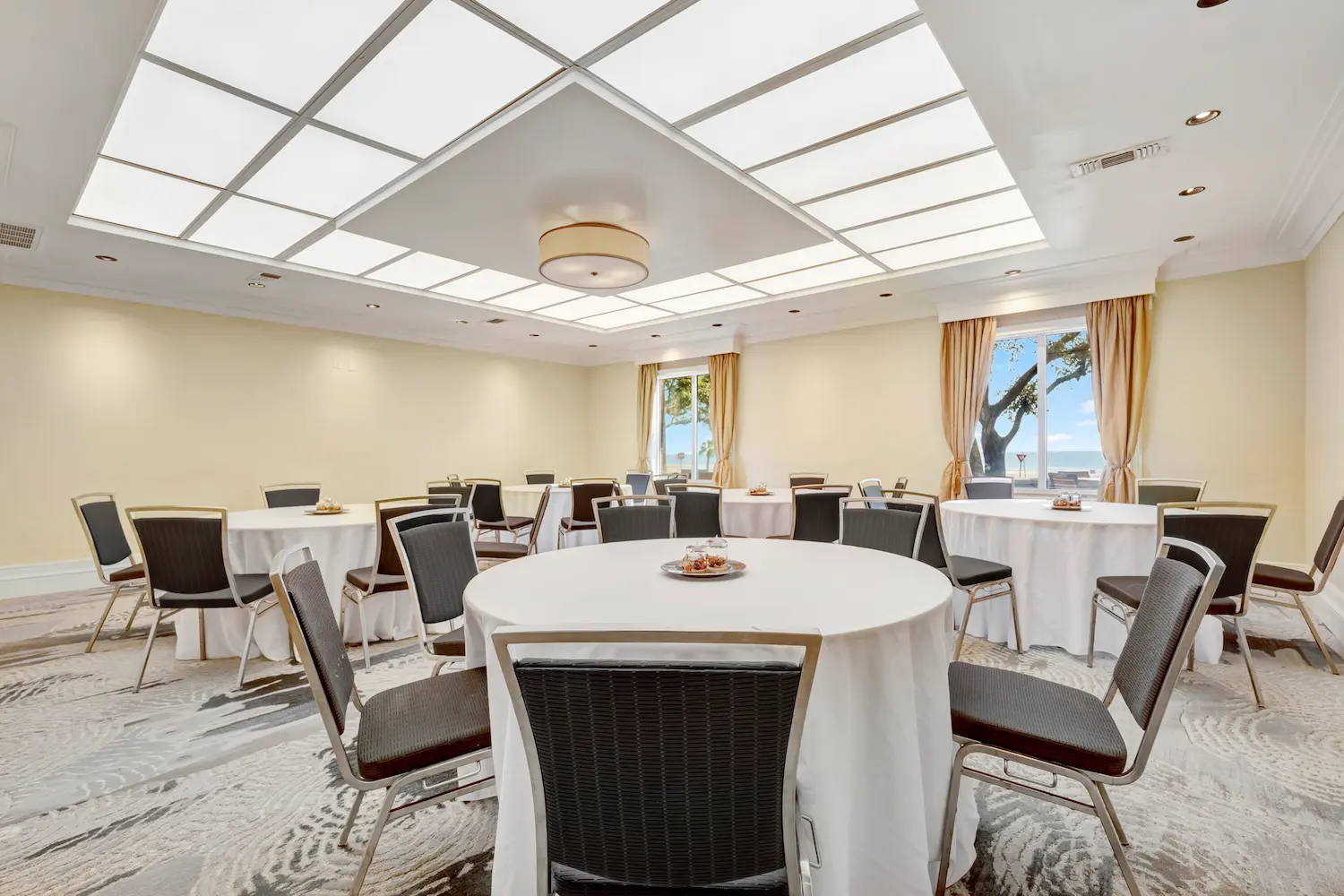 Meeting Room - Banquet Style