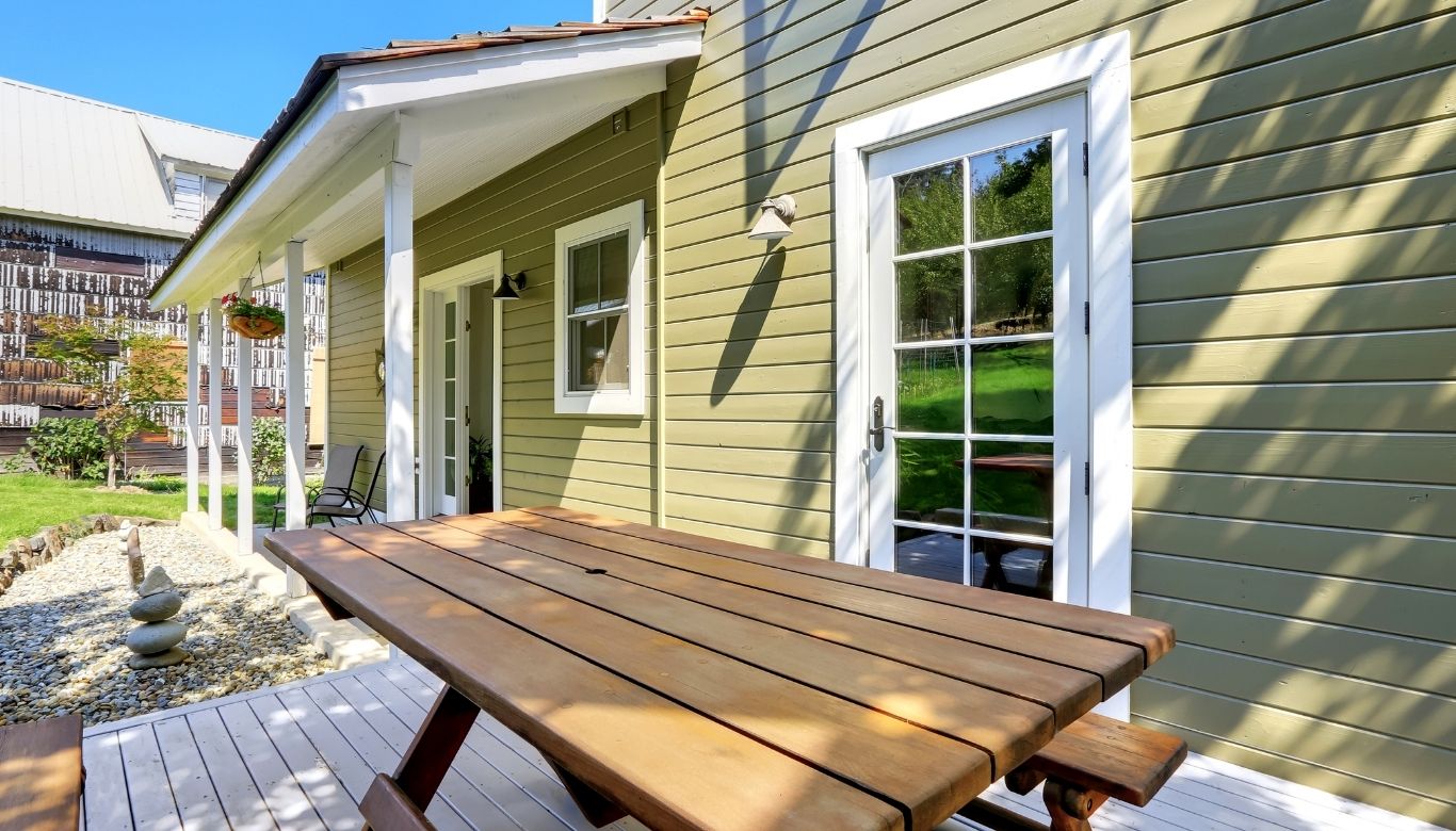 painting wood siding​