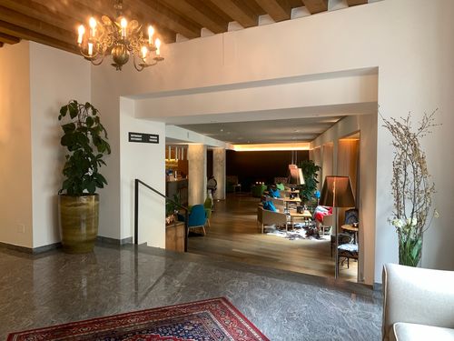 Lobby  und Blick in den Barbereich im Weissen Kreuz