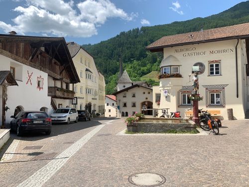 Der Dorfplatz zwischen Weissem Kreuz und Ansitz im Löwen