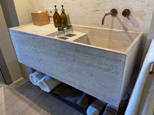Superschick: Waschtisch und Becken aus Travertin