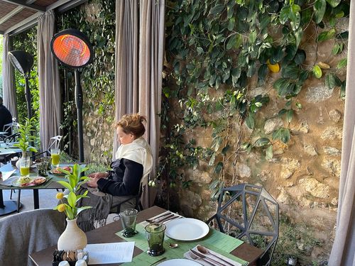 Wer es im Frühjahr nicht abwarten kann draußen zu sitzen, bekommt Decken und Heizstrahler