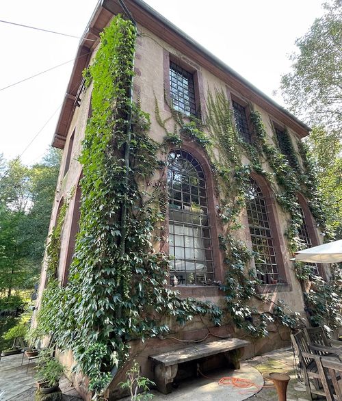 von der Mischung aus Industriearchitektur und Natur