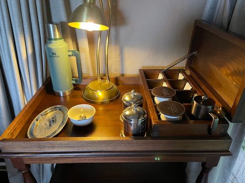 Im eigenen Zelt steht immer eine Thermoskanne mit heißem Wasser und viele Teesorten zur Verfügung.