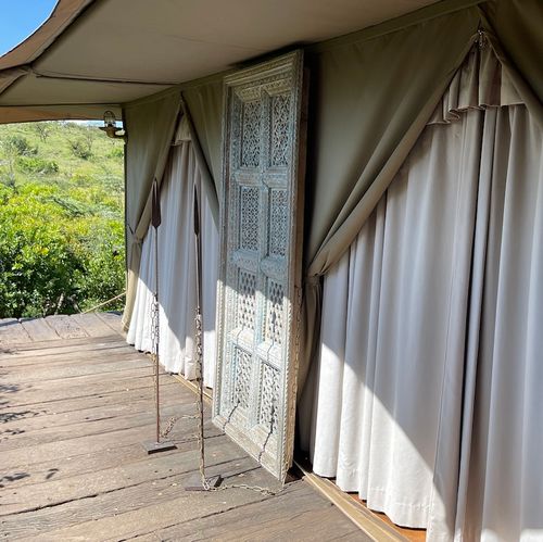 Das sind die Toiletten an der Lobby! Versetzt man den Stab in ein Loch auf der anderen Seite, spannt sich die Kette vor dem Vorhang - das Besetzt-Zeichen!