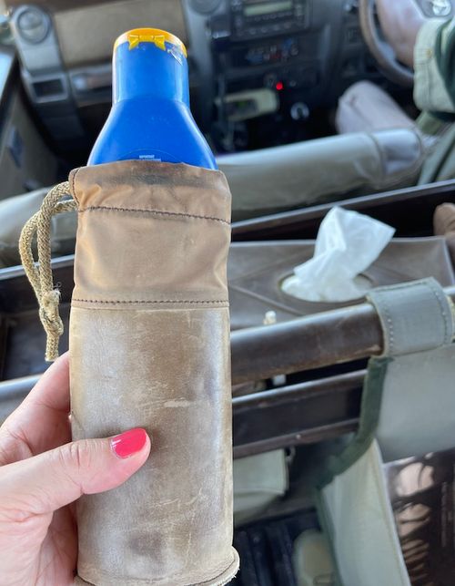 Selbst die Sonnencreme, die dem Gast zur Verfügung gestellt wird, hat ein Futteral aus Leder.