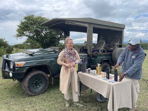 Der allererste Empfang am Air strip im Busch - wir freuen uns über Tee und snacks.