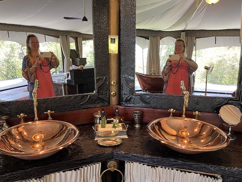 Glänzende Kupferwaschbecken - herrlich!