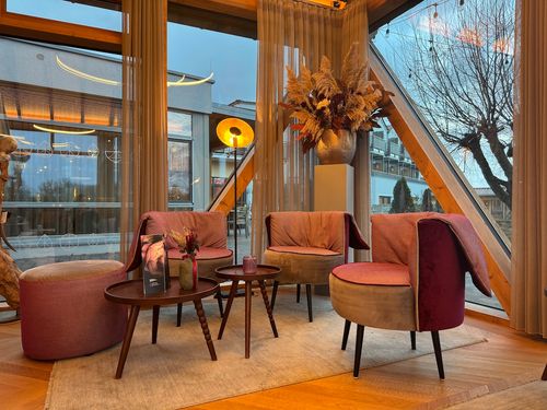 Hier gibt es rund um den Kamin gemütliche Sitzecken