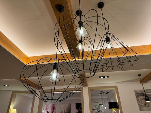 An der Decke: minimalistische Leuchten