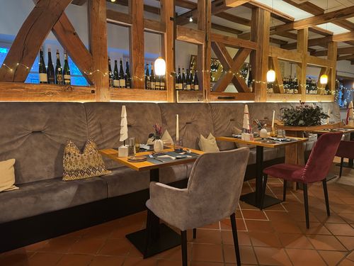 Ein Teil des Restaurants mit altem und neuem Gebälk