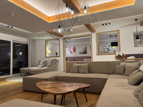 Es gibt hier verschiedene Lounges und Sitzbereiche