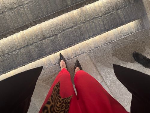 Steinböden wechseln sich hier mit Holzböden ab