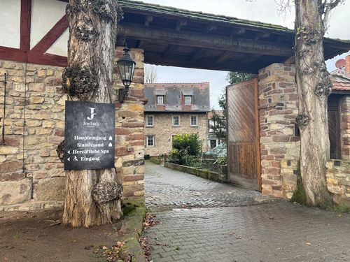 Der Eingang durchs Tor: Hier geht's in eine Welt aus vergangenen Tagen