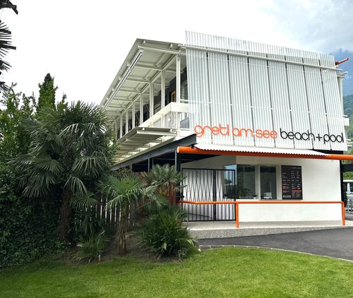 Ein paar Hundert Meter entfernt, Badeanstalt, Café, Restaurant und der Kiosk Gretl am See