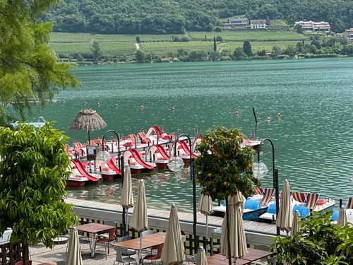 Gretl am See mit Blick zum Seehotel Ambach