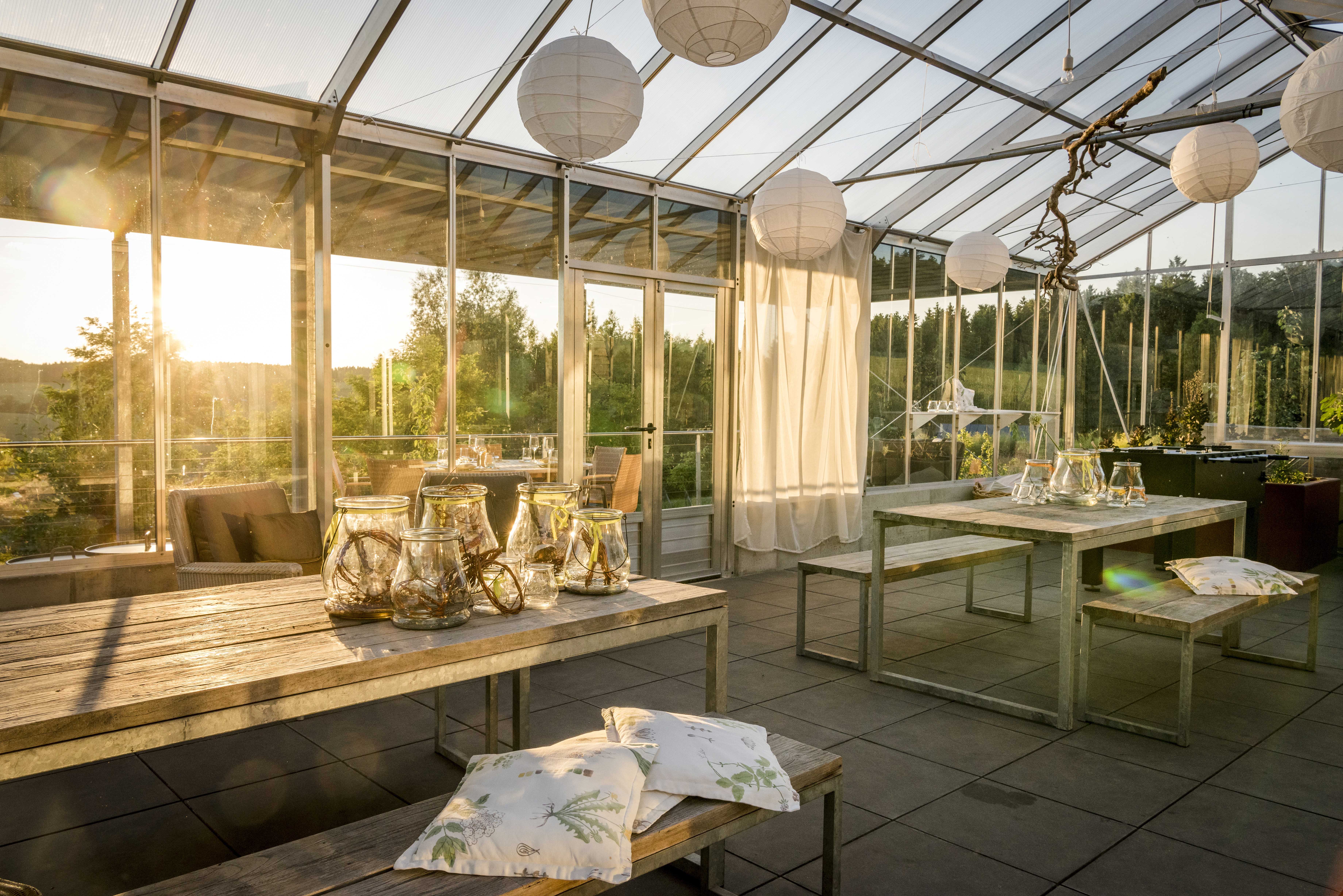 Wenn die Sonne untergeht, taucht sie das Hofgut in fantasisches Licht © Günter Standl