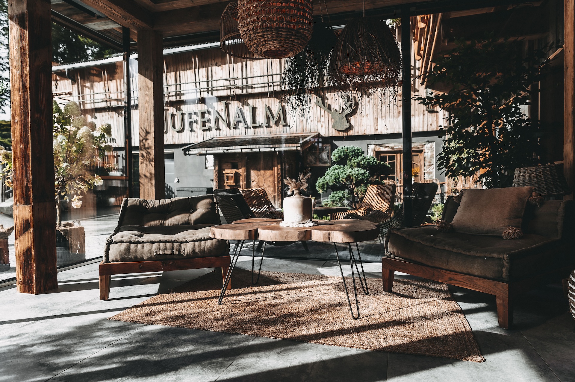 Gedeckte Farben und Naturmaterialien © NEST X NOMAD