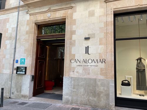 Der Eingang ist dezent, dahinter verbirgt sich das Juwel