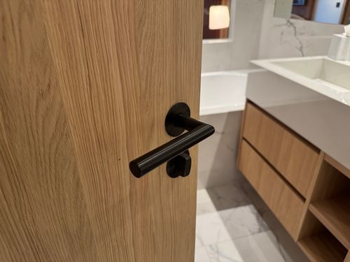 Schwarze Details im Badezimmer