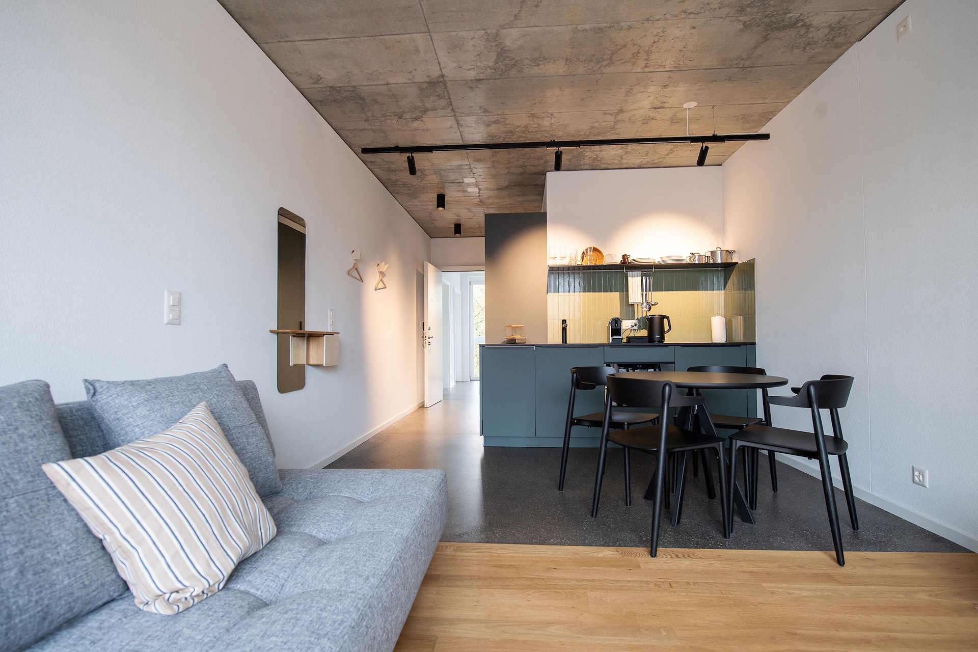 Mit viel Liebe zum Detail gestaltet, verfügen alle Zimmer über eine voll ausgestattete Küchenzeile und einen einladenden Essbereich.