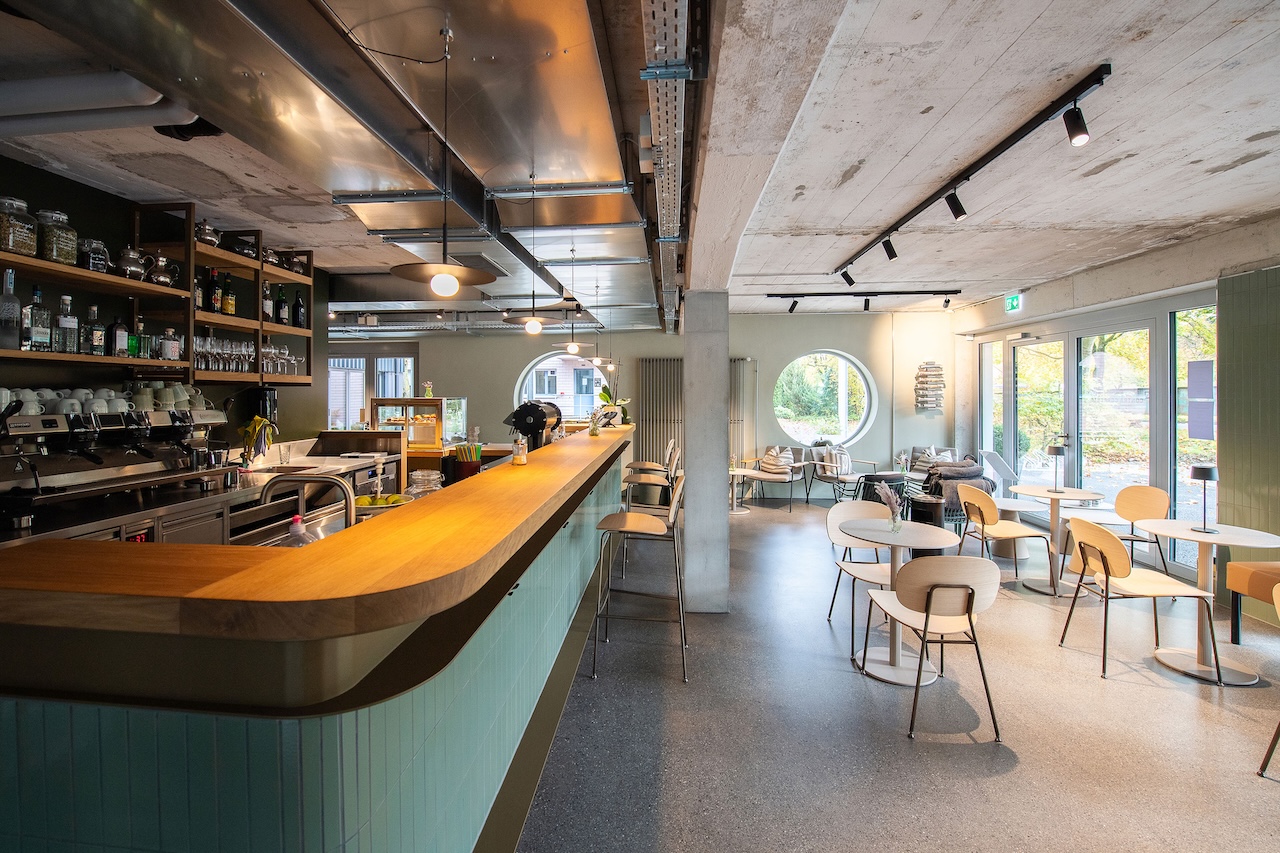 Im hauseigenen Restaurant Contra Corrente genießen die Gäste mediterrane Köstlichkeiten in entspannter Atmosphäre. Ergänzt wird das gastronomische Angebot durch eine elegante Kaffeebar, die mit Kaffeespezialitäten und Leckereien zum Verweilen einlädt.