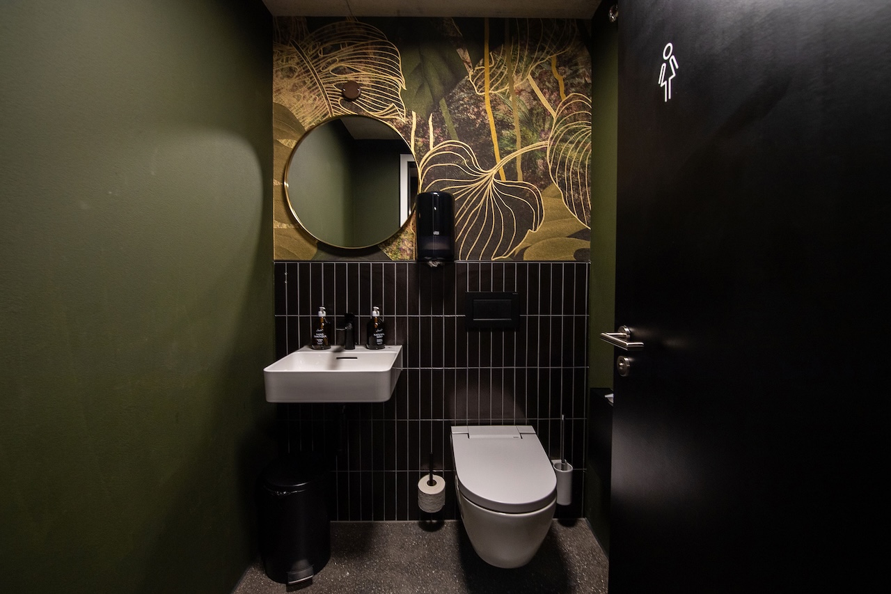 In allen Apartments sowie im Restaurant sorgen Geberit AquaClean Alba Dusch-WCs für eine komfortable und sanfte Reinigung mit Wasser.