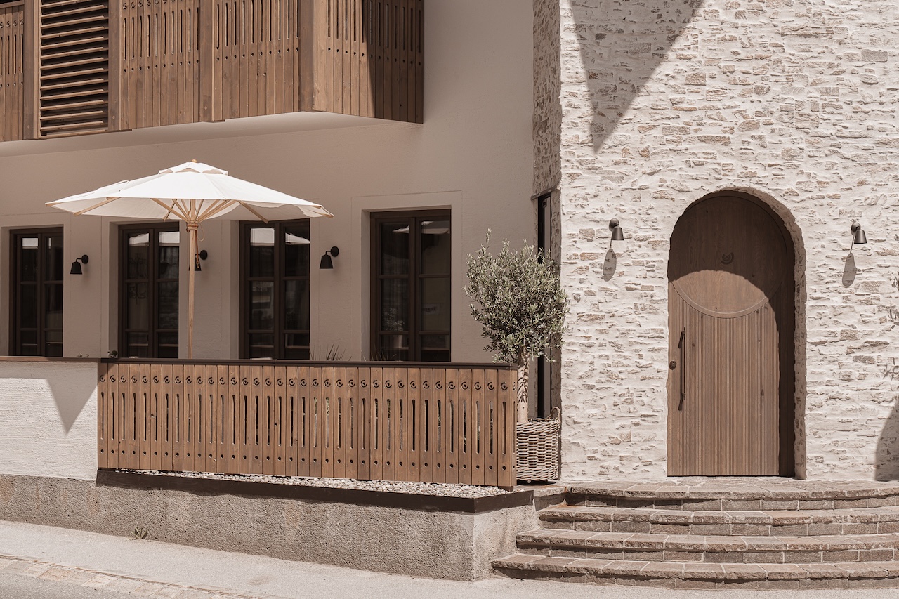 Die Treppenhaus-Schnecke des stieg'nhaus findet sich formal auch in der Eingangstüre wieder, ein konsequentes Corporate Design