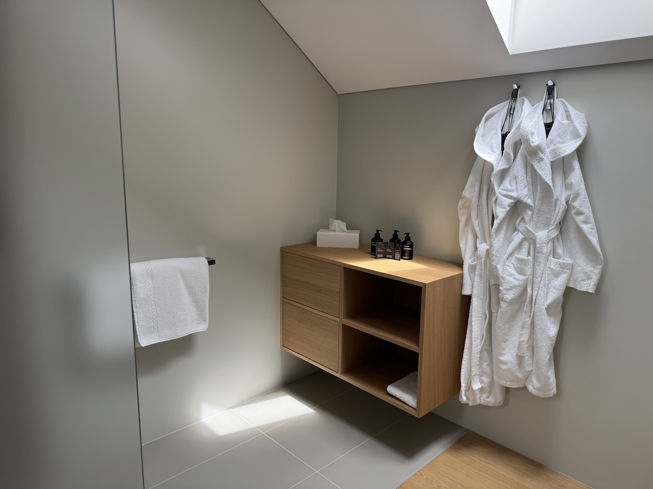 Helles Badezimmer mit Dachschrägen © CHOSEN by Architects