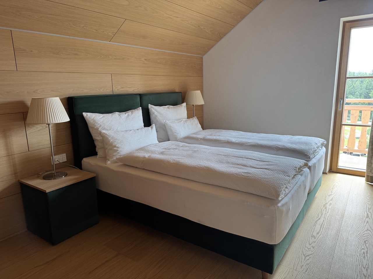 Unter dem Dach liegen beiden Schlafzimmer. Unten gibt es noch eine Schlafcouch © CHOSEN by Architects