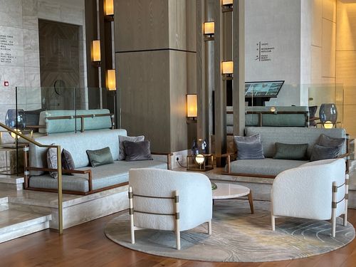 Delikate Auswahl an Materialien, Stoffen und Farben. Die Rückseite der Sessel!