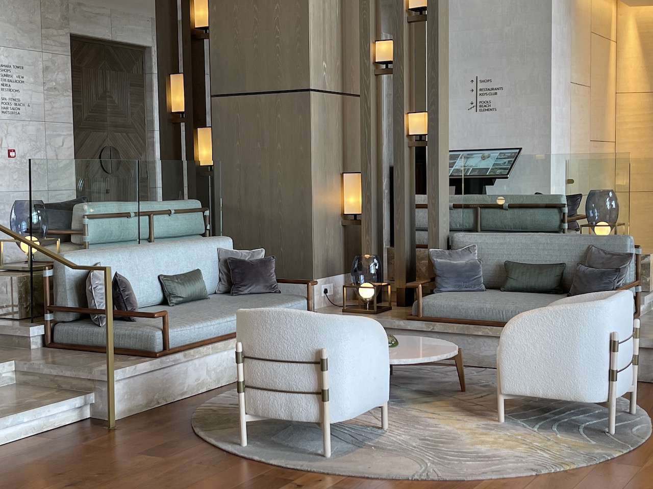 Delikate Auswahl an Materialien, Stoffen und Farben. Die Rückseite der Sessel!