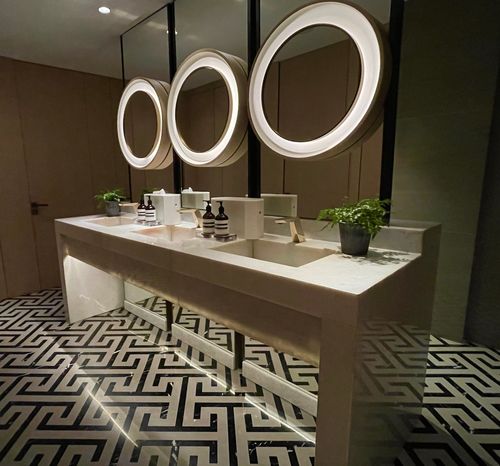 Die Restrooms im Barbereich