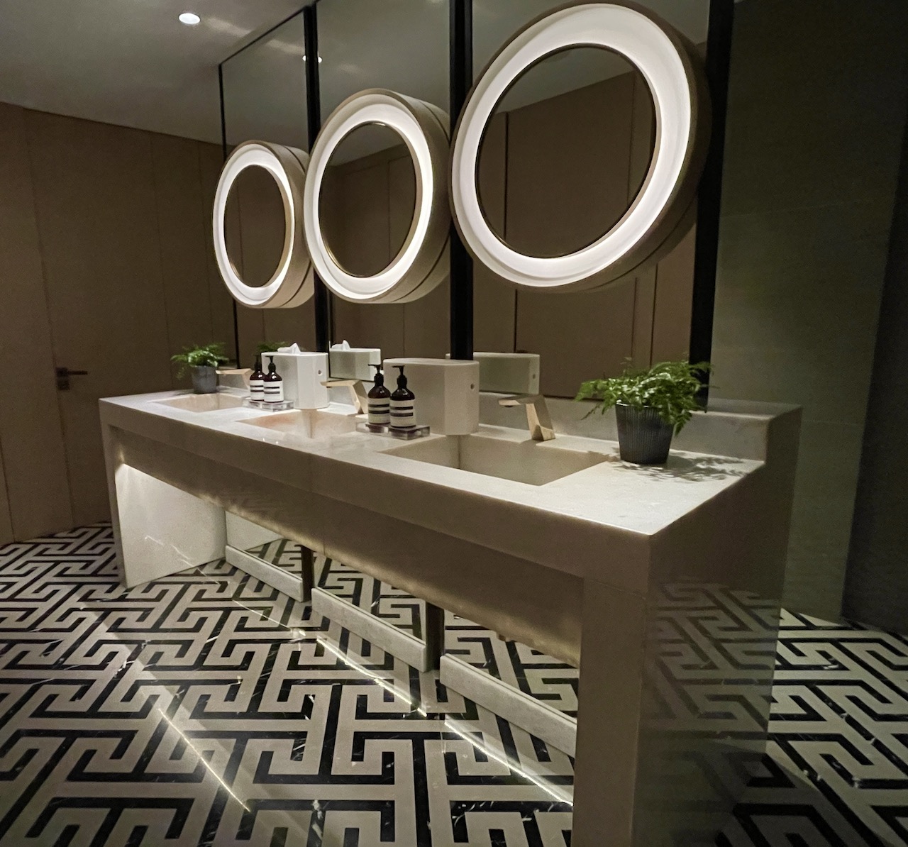 Die Restrooms im Barbereich