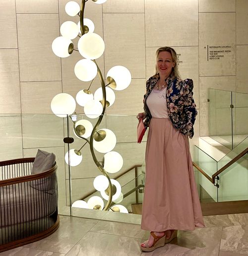 Eine mehrere Meter lange Kugelleuchte hängt im Treppenhaus