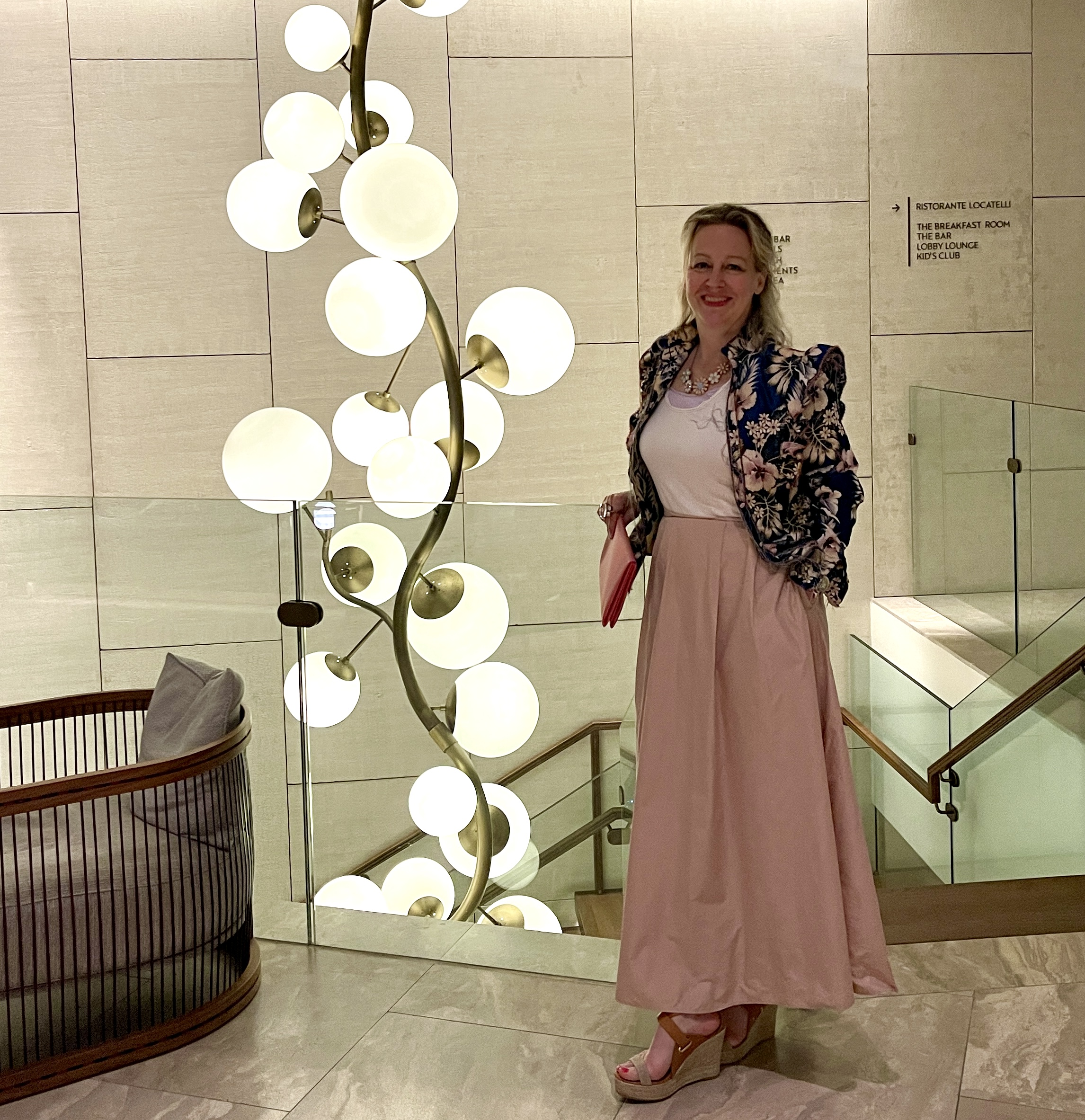 Eine mehrere Meter lange Kugelleuchte hängt im Treppenhaus