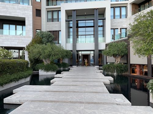 Auch hier sind es die Details: Wie schön, dass die Platten versetzt verlegt wurden!