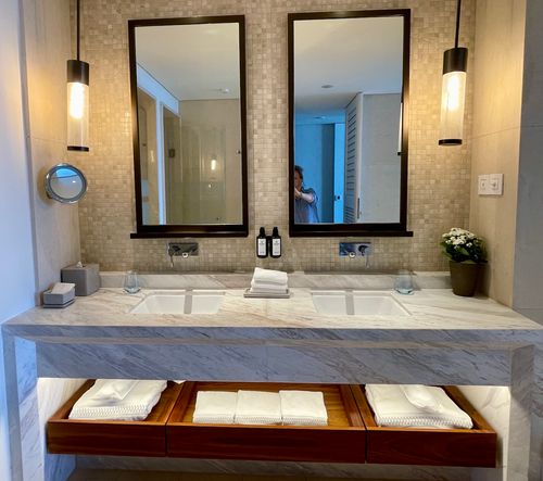 Für mich ein perfekter Waschtisch im Hotelzimmer: verschiedene Lichtquellen inkl. beleuchtetem Vergrößerungsspiegel und genug Abstellfläche