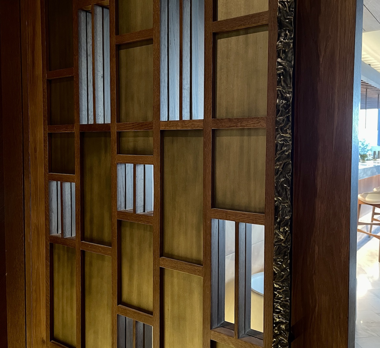 Und die wunderschönen Details beeindrucken. Wie die Tür zur Bar,...