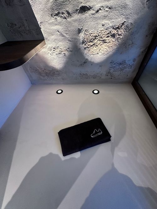 Tolles Detail: Ein Handtuch für die Schuhe mit eingesticktem Symbol