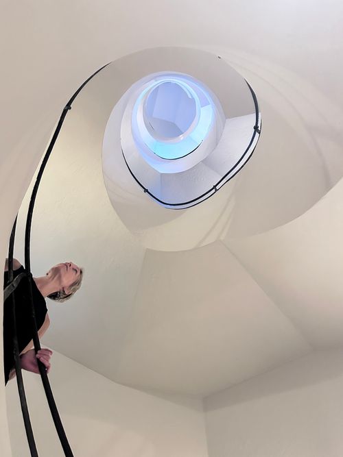 Ein imposantes kleines Treppenhaus, mit dem alten schmiedeeisernen Geländer - alte Substanz, schön bewahrt!