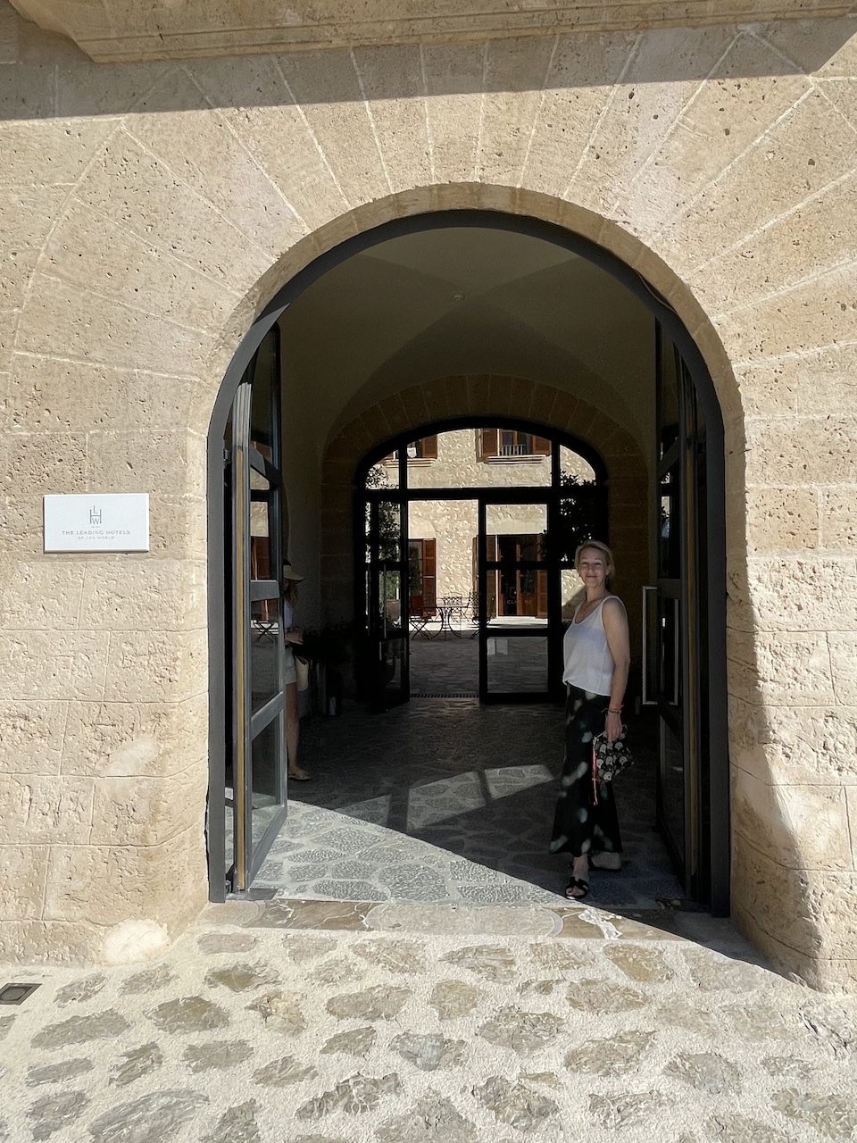 Moderne Schwarz-Stahltüren in historischen Mauern