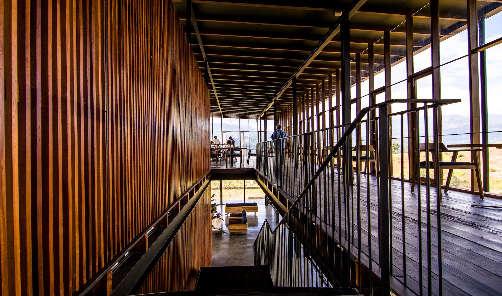 Viel Holz zeichnet die Architektur des Haupthauses aus