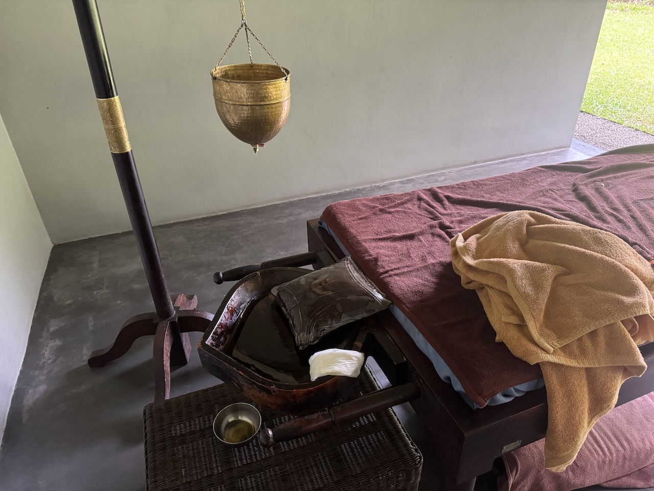 Klassische Anwendung im Ayurveda: der Stirnguss (Shirodhara)