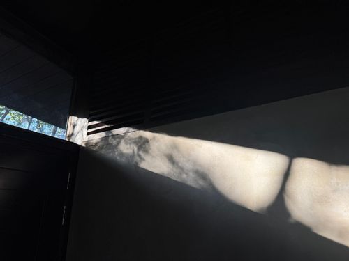 Spiel aus Licht und Schatten